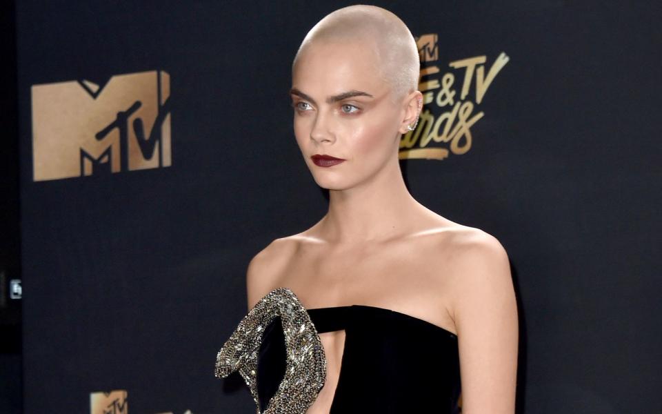 <p>Im Film "Life in a Year" spielte Cara Delevingne 2018 eine todkranke junge Frau und freute sich über die Gelegenheit, im Zuge der Dreharbeiten endlich mal eine neue Frisur auszuprobieren. "Wir hängen alle an unseren Haaren, aber es sind nur Haare, sie wachsen wieder", sagte sie "USA Today". "Eine Frau braucht keine langen Haare, um schön zu sein." (Bild: Alberto E. Rodriguez/Getty Images)</p> 