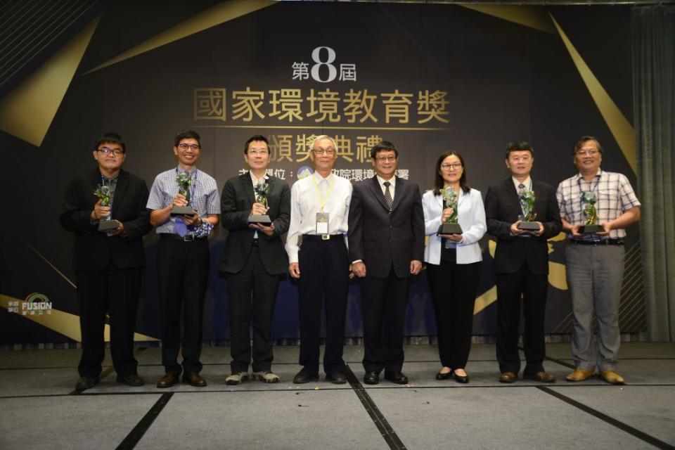 環保署長張子敬親自將這份最高的榮耀頒發給獲獎者，肯定所有得獎者的成就與貢獻。(記者王誌成攝)