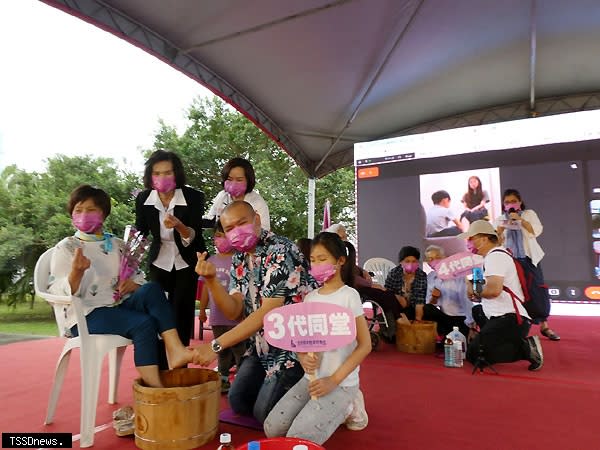 宜蘭縣舉辦「甲父母洗腳」活動在頭城鎮烏石港舉行，縣長林姿妙親臨現場，疫情關係，孝親家庭千人視訊同步。（記者董秀雲攝）