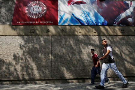 People walk outside of the Venezuela's Central Bank in Caracas, Venezuela February 14, 2017. Picture taken February 14, 2017. REUTERS/Marco Bello