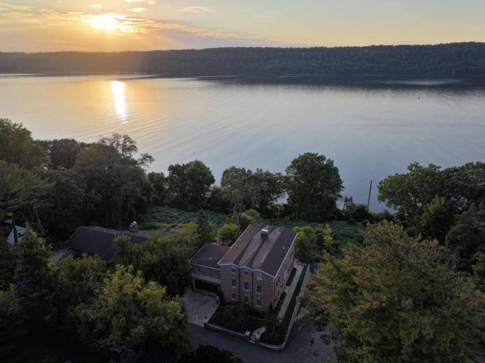 An evening view of the home’s waterfront lot. Warren Young Photography