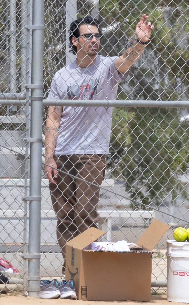 Joe Jonas, Nick Jonas softball game