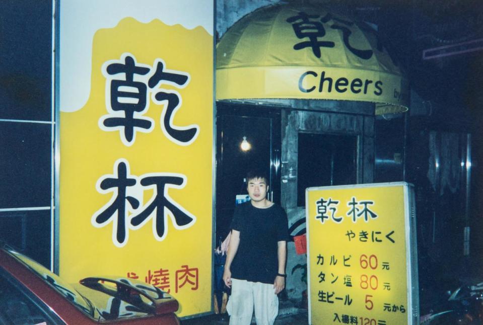 1999年，在朋友的介紹下，平出莊司頂下日本華僑的燒肉店，意外成了老闆。（平出莊司提供）