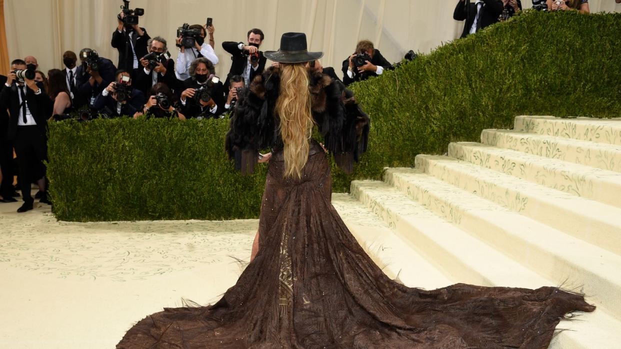 Das Motto der diesjährigen Met-Gala in New York: «In America: A Lexicon of Fashion». Die Umsetzung von US-Superstar Jennifer Lopez: Eine modische Interpretation des Wilden Westens.