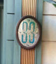 <p>Cómo no mencionar el famoso Club 33. Se trata de un bar de diseño <em>nouveau</em> y es conocido por ser el único lugar de todo Disneyland donde se pueden consumir bebidas alcohólicas. Sus miembros deben pagar una cuota anual de 10 mil dólares y esperar más de una década para ser aceptados. </p>