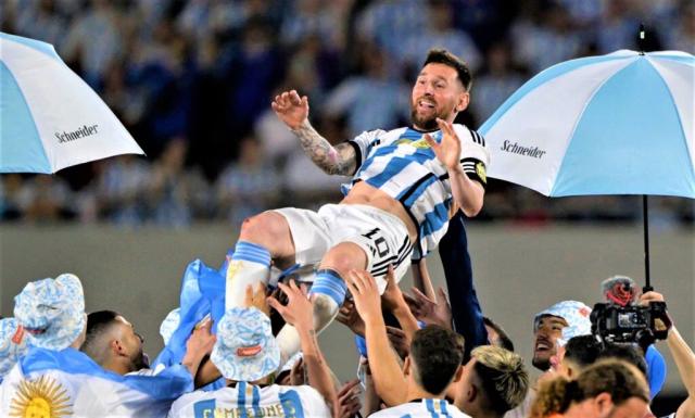 阿根廷隊複製了在卡達奪冠一刻的慶祝舉動，隊友又把隊長梅西合力拋了起來。（取自梅西社媒）