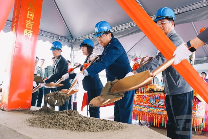 國軍桃園總醫院9日舉行放射治療中心動土典禮，院長林致穎少將與貴賓共同執金鏟動土。（軍聞社實習記者張棋鈞攝）