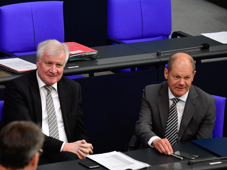 Horst Seehofer (l.) und Olaf Scholz haben sich auf eine Begrenzung des Baukindergeldes geeinigt. (Bild-Copyright: Tobias Schwarz/AFP)