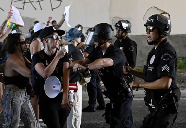 Des incidents ont éclaté entre manifestants et policiers lors la manifestation du samedi 25 juin à Los Angeles. (Photo: via Associated Press)