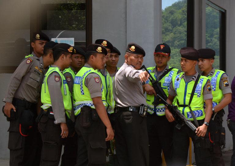 Indonesian police tighten security at the main gate of maximum security prison Nusa Kambangan in Cilacap, Central Java province, on January 17, 2015, prior to the scheduled execution of drug convicts