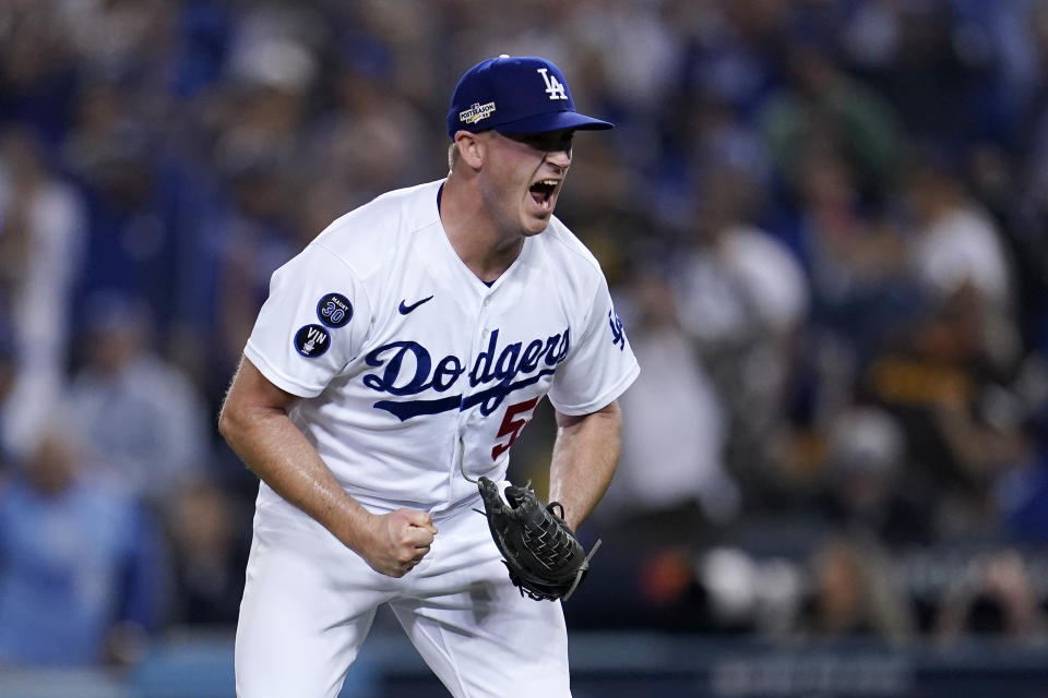 El lanzador de relevo de los Dodgers de Los Ángeles, Evan Phillips, celebra después de que los Padres de San Diego '  Wil Myers bateó para una doble matanza para terminar la parte alta de la sexta entrada en el Juego 1 de una Serie Divisional de béisbol de la Liga Nacional el martes 11 de octubre de 2022 en Los Ángeles.  (Foto AP/Marcio José Sánchez)