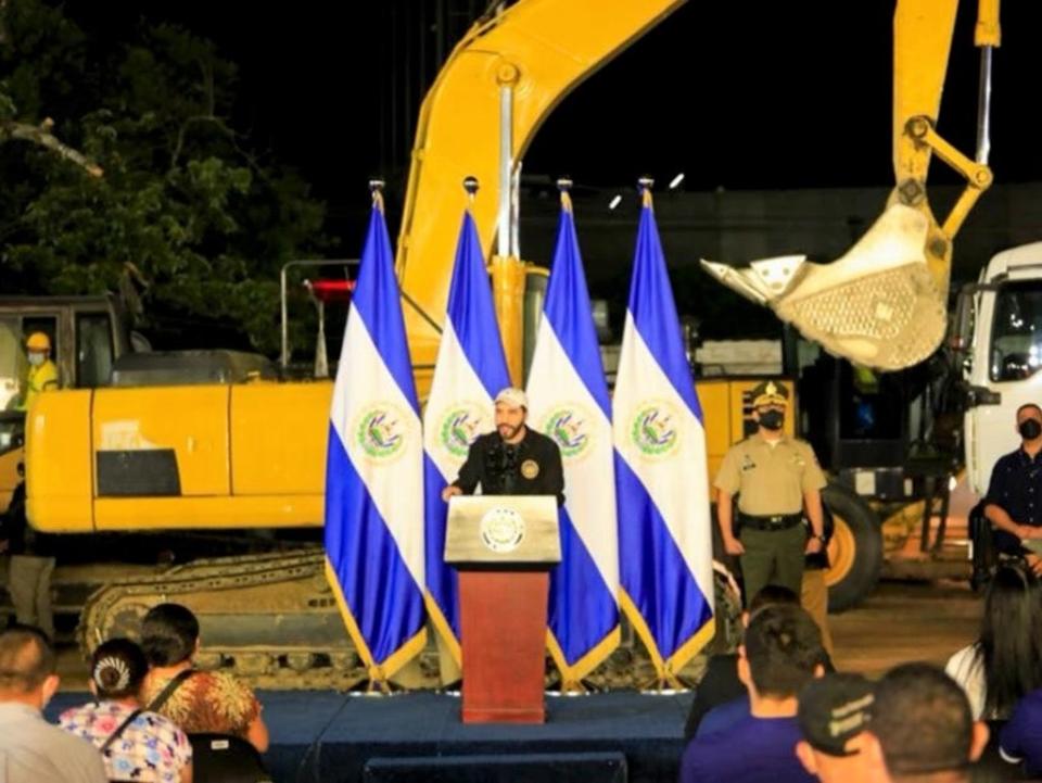 El Salvador president Nayib Bukele laid the first stone of the country’s first public veterinary hospital on 1 November, 2021 (Casa Presidencial El Salvador)