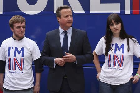 Britain's Prime Minister David Cameron joins students at the launch of the 'Brighter Future In' campaign bus at Exeter University in Exeter, Britain April 7, 2016. REUTERS/Dan Kitwood/Pool