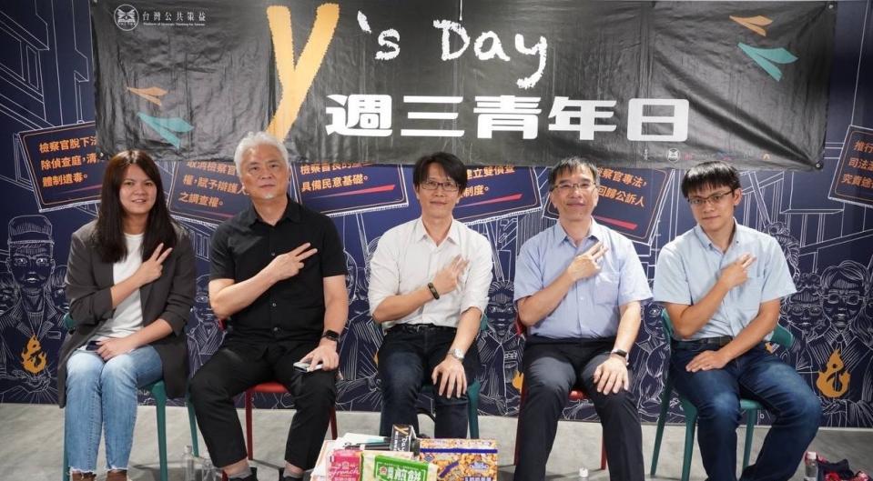 Y’s Day「週三青年日」25日以「『認支做讚』退散！用常識構築台灣青年的『韌知作戰』」為題與青年朋友座談．探討應對中共對台認知作戰策略．圖左起：曾柏瑜、陳為祥、董思齊、陳俐甫、陳方隅。（台灣智庫提供）