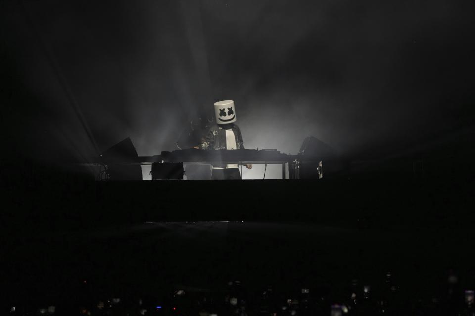 Marshmello de Estados Unidos durante su set en el Festival Tecate Emblema en la Ciudad de México el viernes 17 de mayo de 2024. (Foto AP/Fernando Llano)