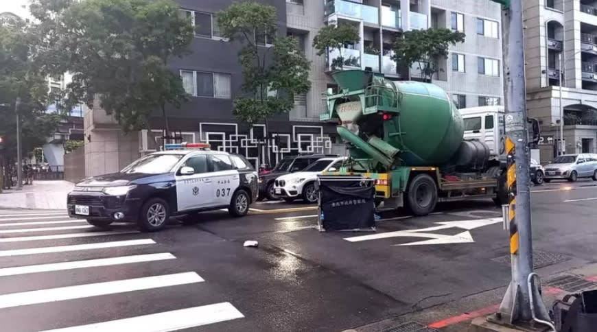 中山區發生死亡車禍，一名女行人遭水泥車輾斃。（圖／翻攝畫面）