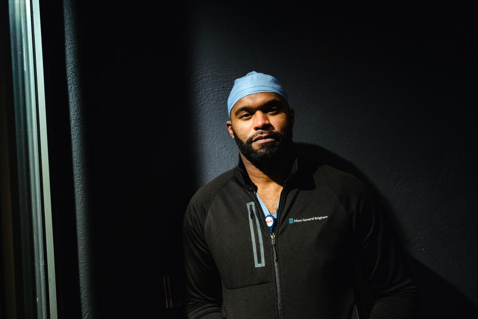 Myron Rolle se convirtió en neurocirujano en el Hospital General de Massachusetts luego de que sus días de gloria en el fútbol americano culminaran. (Ryan Christopher Jones/The New York Times)
