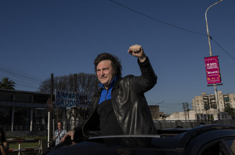 El candidato presidencial de la coalición La Libertad Avanza, Javier Milei, saluda a sus partidarios durante un mitin en Buenos Aires, Argentina, el lunes 6 de noviembre de 2023. Milei se enfrentará a Sergio Massa, ministro de Economía de Argentina, en una segunda vuelta electoral el 19 de noviembre. (Foto AP/Rodrigo Abd)