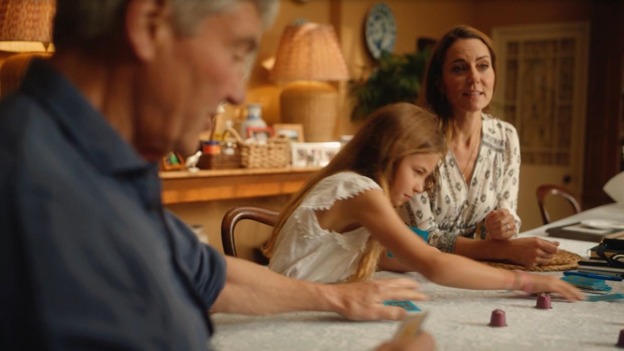 Kate Middleton playing cards with Michael Middleton and daughter Princess Charlotte