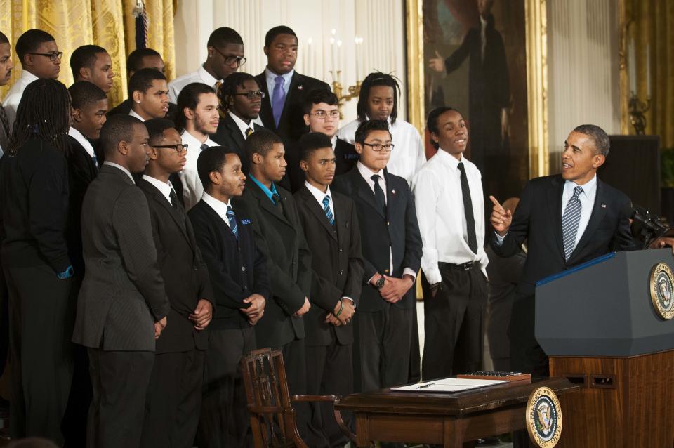 El presidente Barack Obama anuncia la iniciativa My Brother's Keeper con niños de un programa juvenil de Chicago en la Casa Blanca en Washington, el 27 de febrero de 2014. (Gabriella Demczuk/The New York Times)