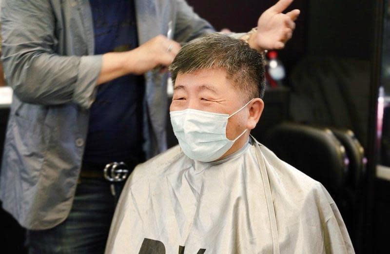 陳時中昨參加「台北國際美容美甲美髮展」，剪新髮型，他直呼「好看到我都想幫自己按個讚」。（翻攝陳時中臉書）