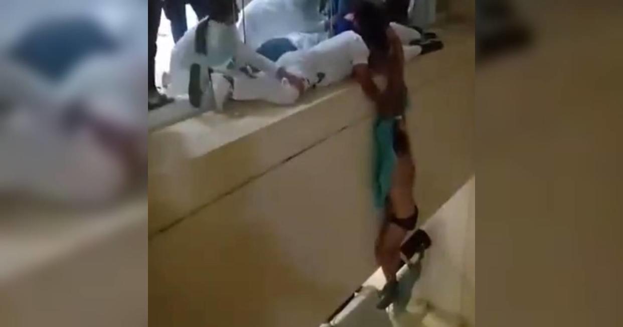 Trabajadores del IMSS salvan la vida de un paciente que intentó suicidarse. Foto: Captura de video Facebook vía Antonio Cambambia