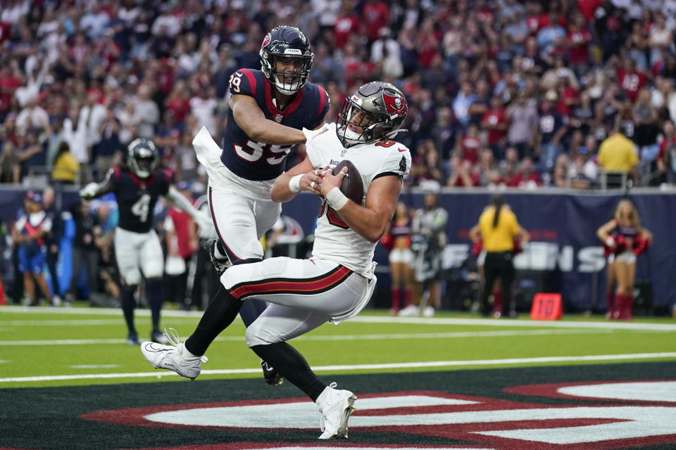 Tampa Bay Buccaneers tight end Cade Otton, right, makes a touchdown catch in front of Houston Texans linebacker Henry To'oTo'o during the second half of an NFL football game, Sunday, Nov. 5, 2023, in Houston. (AP Photo/Eric Gay)