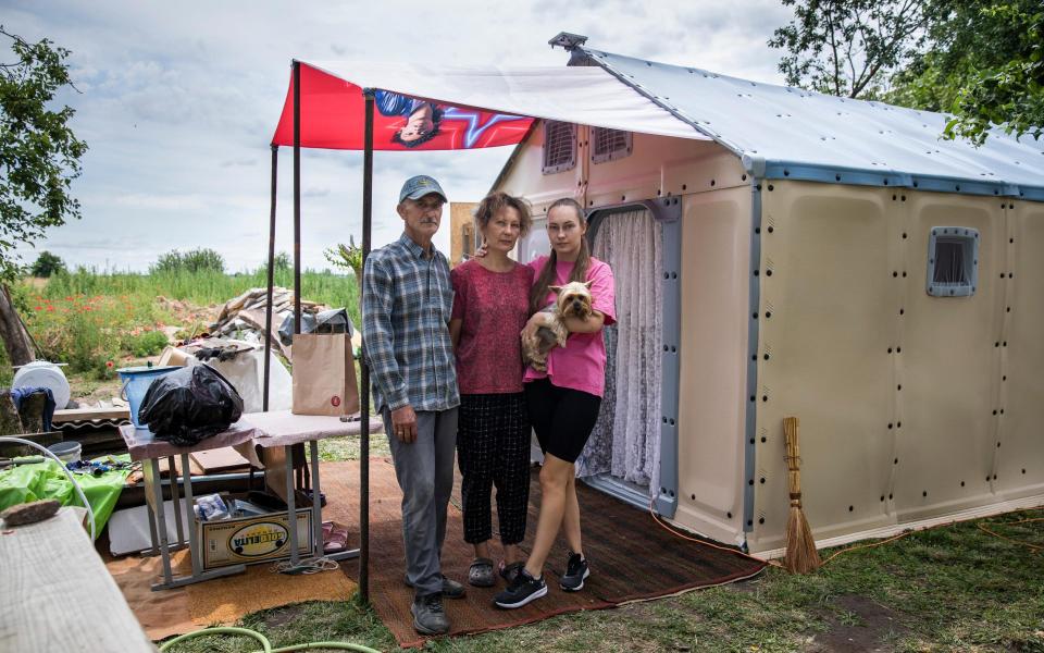 High Commissioner Filippo Grandi meets Oksana, Yurii and their daughter Svitlana at their destroyed home in Nalyvaikivka, in Kyiv Oblast - Andrew McConnell/UNHCR