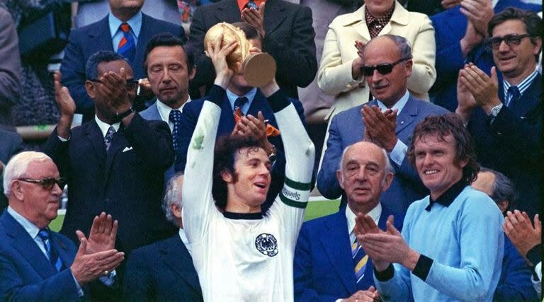 El momento cumbre en la carrera de Franz Beckenbauer como futbolista: el Kaiser levanta la copa del mundo en el estadio Olímpico de Munich, tras la victoria 2-1 de Alemania sobre Holanda