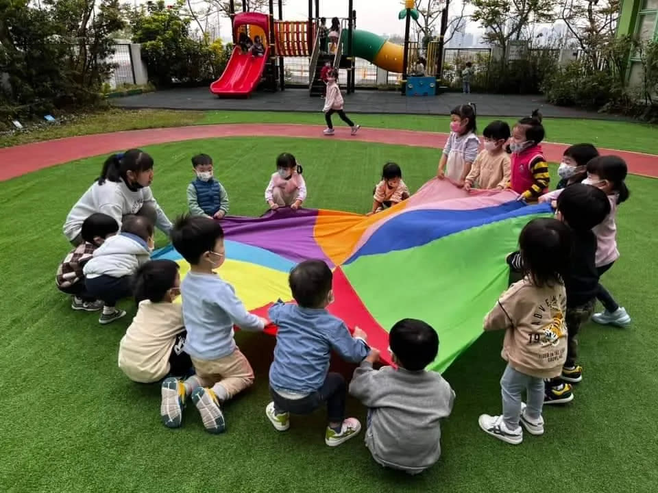 孩童在幼兒園內與幼保老師互動。(圖/聖奇幼兒園提供)