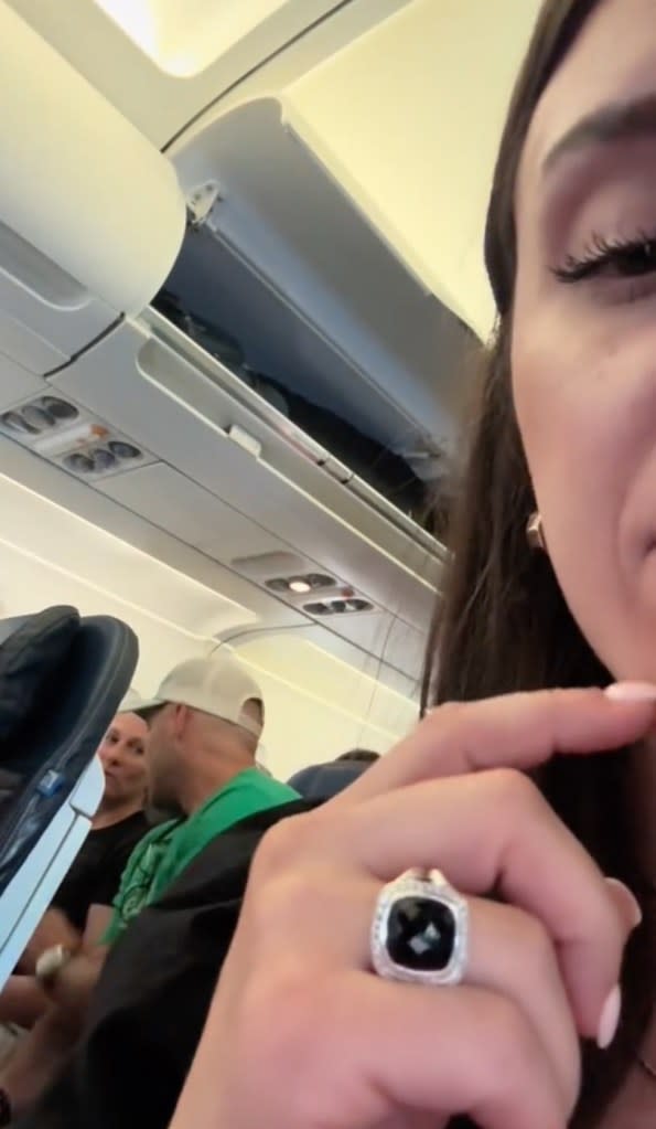 Rened spotted a man cheating on his wife during a four-hour flight from Houston to New York City. TikTok / @carolinerened