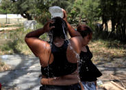 <p>Women from El Salvador and part of a caravan of Central American migrants moving through Mexico toward the U.S. border, wash at a sports field in Matias Romero, Mexico April 4, 2018. (Photo: Henry Romero/Reuters) </p>