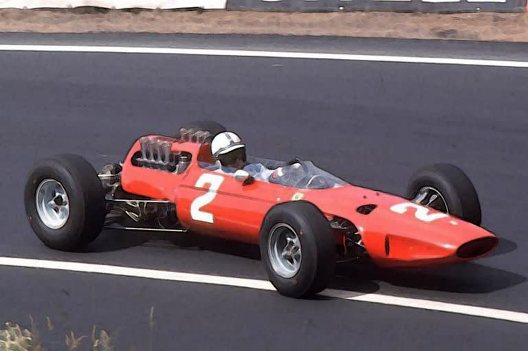 Treinta grandes premios, de los 111 de su carrera en la Fórmula 1, John Surtees los aceleró con Ferrari; con la Scuderia ganó la corona en 1964