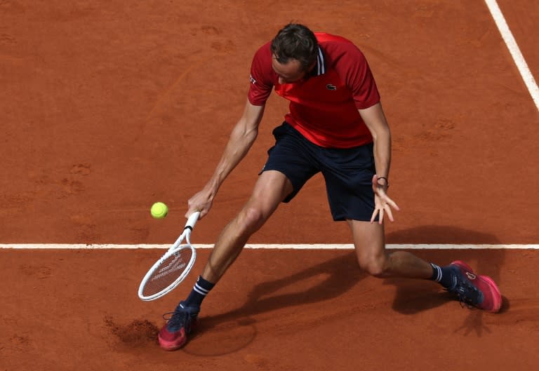 El tenista ruso Daniil Medvedev le devuelve una bola al kazajo Alexander Bublik en su partido de octavos de final del torneo de Madrid, el 30 de abril de 2024 (Pierre-Philippe Marcou)