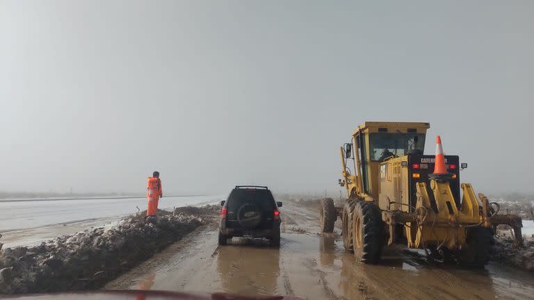 Trabajos de operarios de Vialidad Nacional de Chubut para despejar las rutas