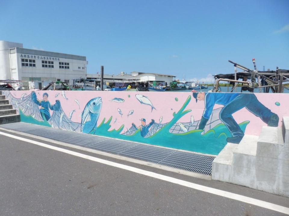 青山漁港的護岸彩繪最近完成，融入在地漁撈大豐收的景象，令人耳目一新。（記者盧萍珊攝）