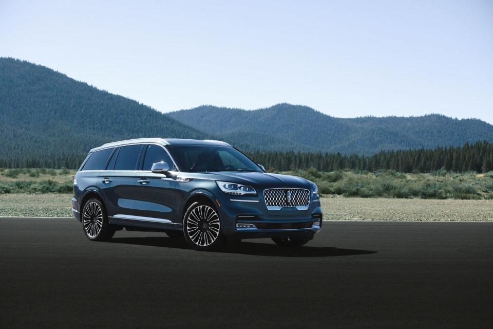 <p>The Lincoln Aviator rides on steel coil springs and passive dampers, which can be upgraded to air springs and adaptive dampers that adjust based on inputs from a camera that looks at the road 50 feet ahead.</p>