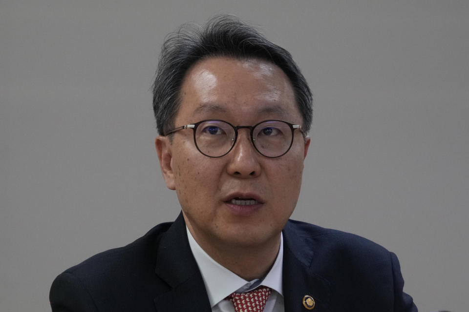 South Korean Vice Health Minister Park Min-soo speaks during a press conference after a meeting with trainee doctors at the National Health Insurance Service in Seoul, South Korea, Thursday, Feb. 29, 2024. As South Korea's government made a last plea for junior doctors to end a walkout hours before a Thursday deadline, many were expected to defy orders to return to work, risking suspensions of medical licenses and prosecution. (AP Photo/Ahn Young-joon)