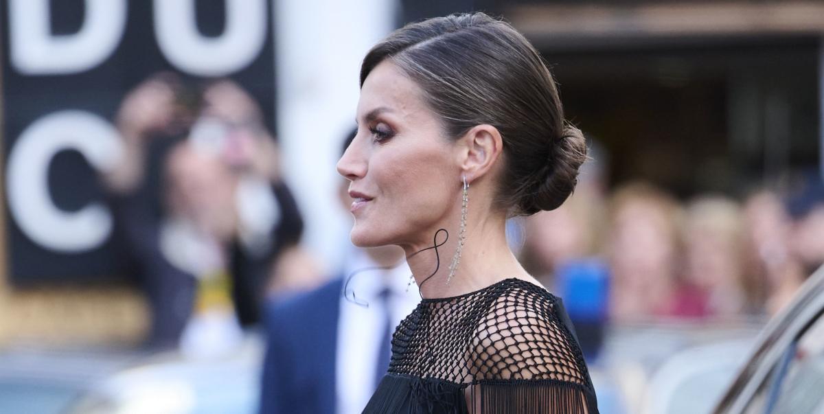 La reina Letizia de España se muestra muy elegante con un vestido corto negro de flecos