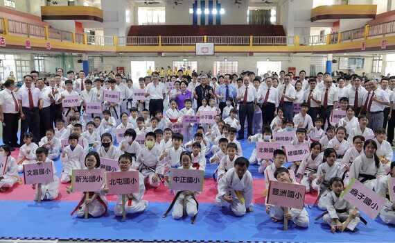 （觀傳媒中彰投新聞）【記者顏淑娟／台中報導】113年度「台中市市長盃空手道錦標賽」今(29)日在北勢國中體育館舉行，近70隊約250名選手熱情參賽，最小4歲幼兒選手超萌上陣，展現空手道運動扎根基層的成果。台中市運動局長李昱叡出席開幕典禮，感謝台中市體育總會空手道委員會與市府攜手合作，鼓勵參賽選手勇於發揮，未來代表台中在全國性賽事再創佳績。