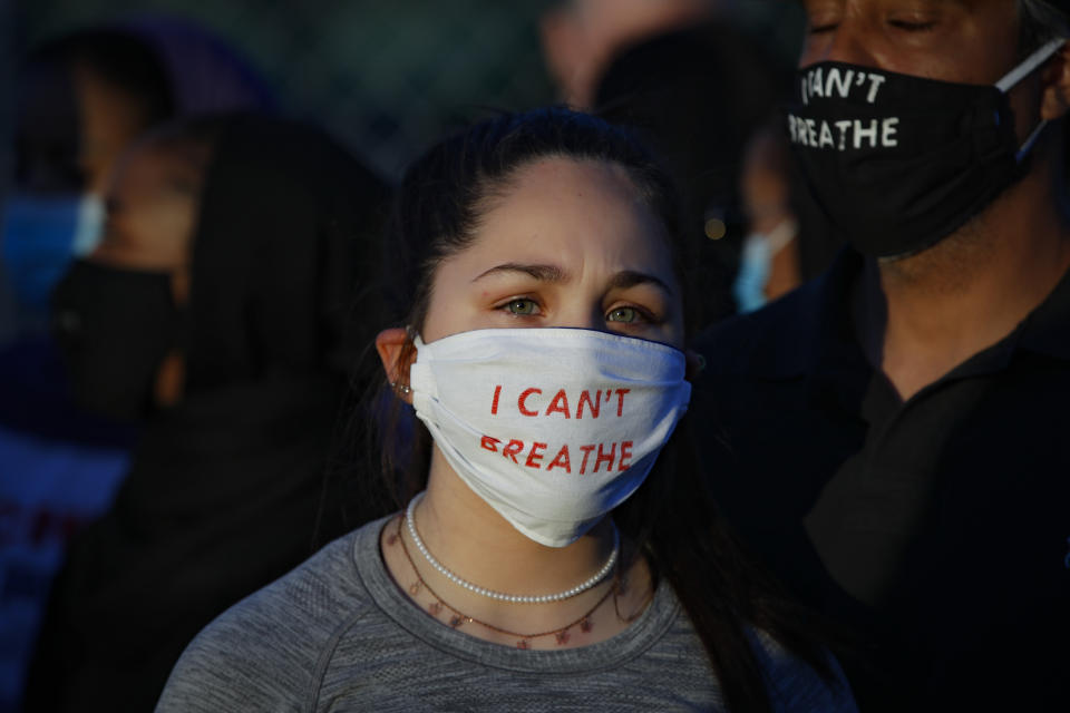 Eine Protestantin in Minneapolis am 30. Mai 2020. Auf ihrer Maske steht: "I can't breathe". Foto: AP Photo / John Minchillo