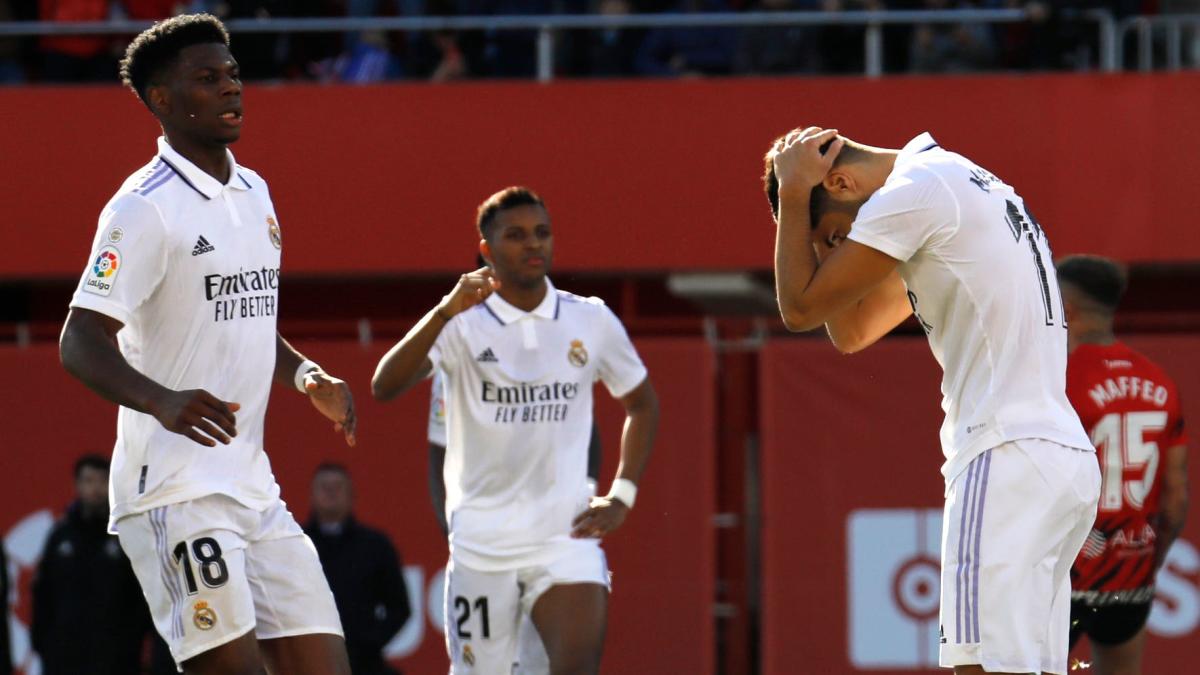 Real Madrid slip up at Valencia and La Liga is alive again!