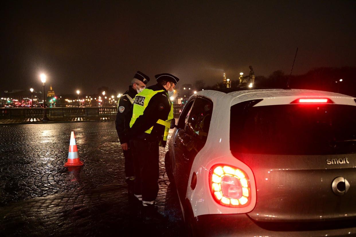 Image d'illustration - Deux policiers contrôlant une voiture pendant le couvre-feu, le 16 janvier 2021. - MARTIN BUREAU / AFP