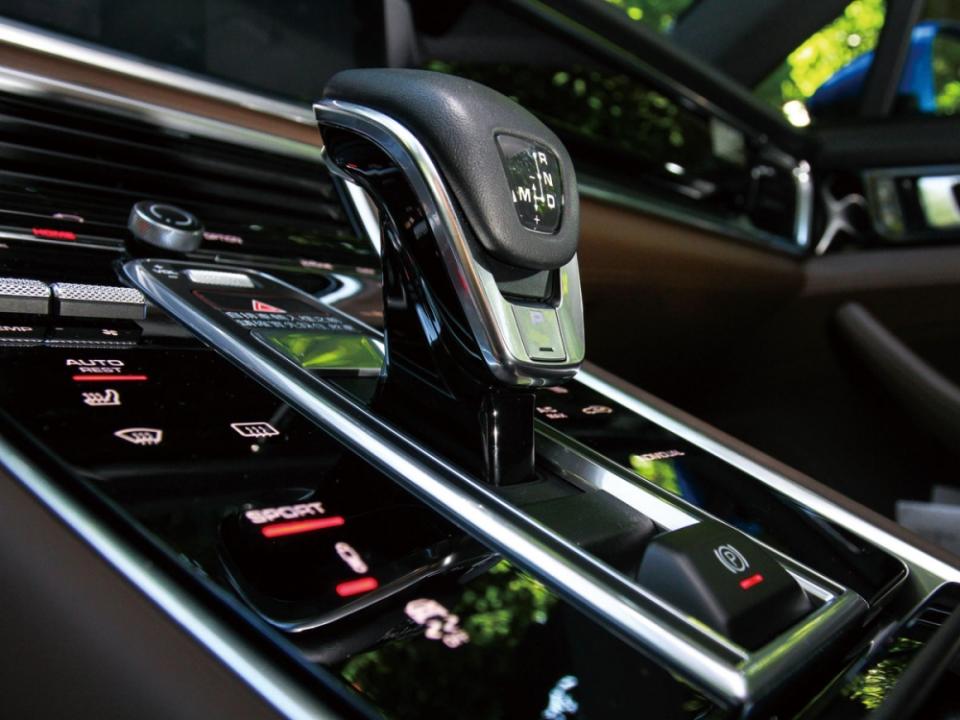PDK線控排檔旁的黑色面板，可以直覺化控制空調系統及車輛各項功能。