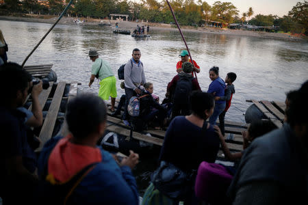 People belonging to a caravan of migrants from Honduras en route to the United States, cross the Suchiate river to Mexico from Tecun Uman, Guatemala, January 18, 2019. REUTERS/Jose Cabezas