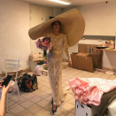 <p>Emma eligió para el gran día un vestido de encaje transparente color crema que dejaba ver su ropa interior rosa y un enorme sombrero de Jacquemus, cuyo valor estimado es de unos 590 euros (alrededor de 700 dólares), según recoge revista <em><a rel="nofollow noopener" href="https://www.elle.com/es/moda/noticias/a21065075/emma-leth-novia-instagram-pamela-jacquemus/" target="_blank" data-ylk="slk:Elle;elm:context_link;itc:0;sec:content-canvas" class="link ">Elle</a></em>. Foto: Instagram.com/emma_leth </p>