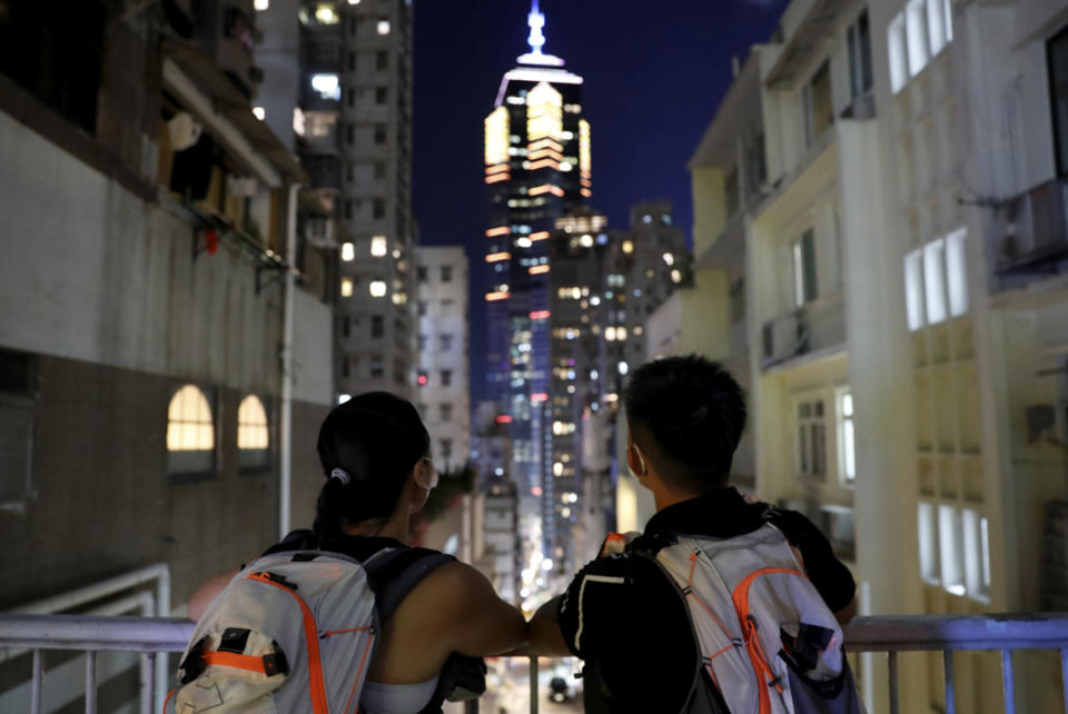 2020年7月23日，暴動罪判決的前夜，杜依蘭與湯偉雄遙看香港夜空。