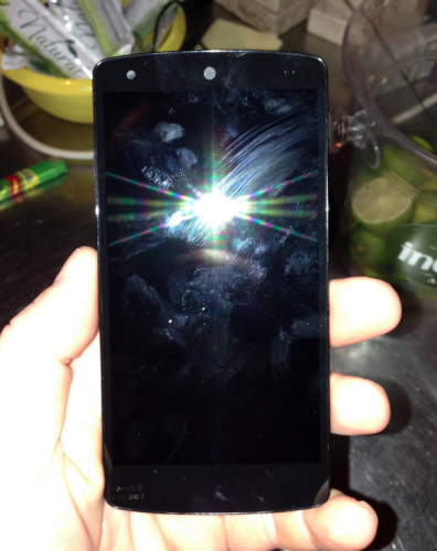 Nexus 5 photographed in a bar: LG G2 to the core