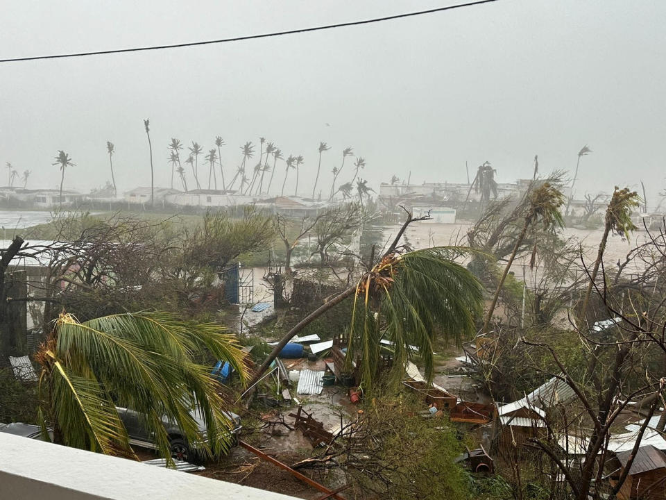 En esta imagen obtenida de las redes sociales se muestran construcciones y árboles dañados tras el paso del huracán Beryl en San Vicente y las Granadinas, el 1 de julio de 2024. Ralph Gonsalves/via REUTERS