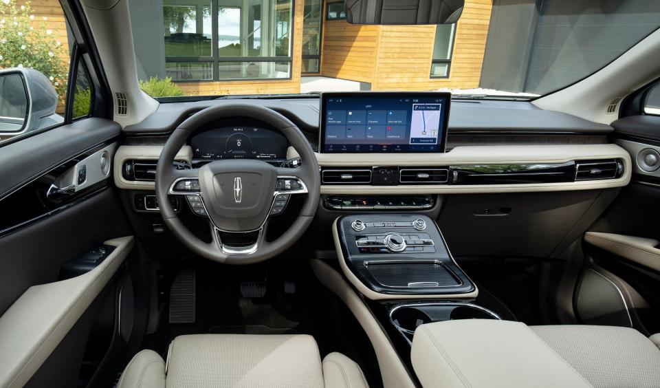 The 2021 Lincoln Nautilus's dashboard was redesigned to create the impression of a wide horizon.